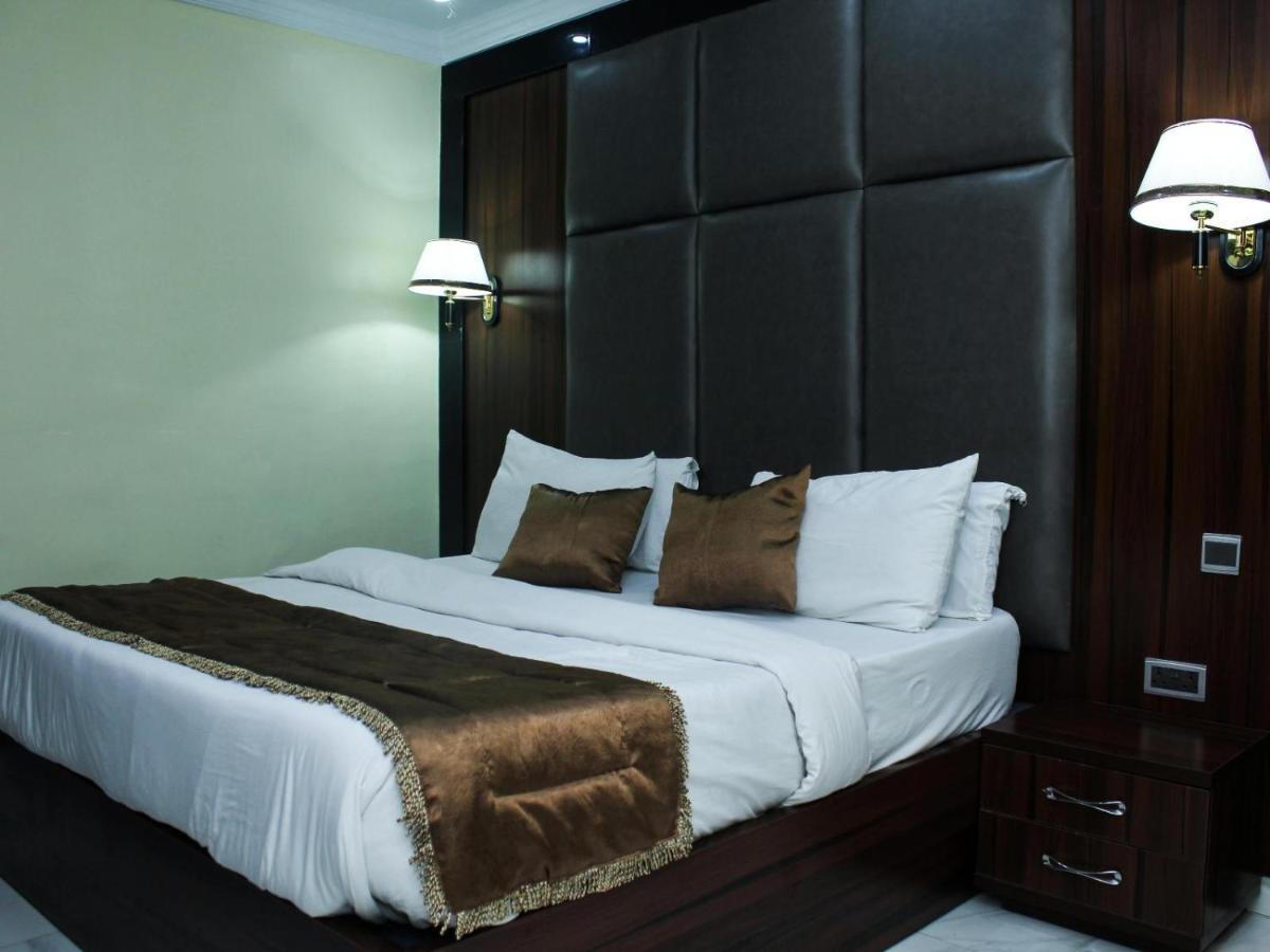 Six Diamond Hotel Ikeja Esterno foto